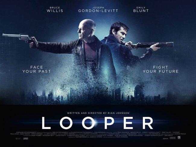 Imagen con el cartel de la película 'Looper'